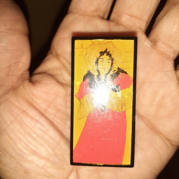 I am selling this lil jewelry box - Picture 3 of 3